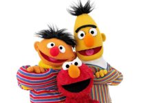 Das Duo Ernie und Bert sowie Elmo (Mitte) gibt es nun auch auf Ukrainisch.
