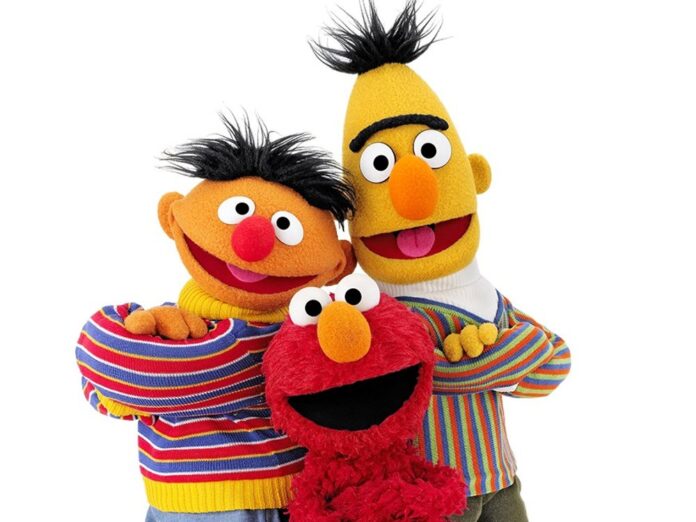 Das Duo Ernie und Bert sowie Elmo (Mitte) gibt es nun auch auf Ukrainisch.