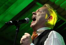 John Lydon - ehemals Johnny Rotten - von den Sex Pistols auf der Bühne.
