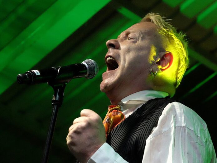 John Lydon - ehemals Johnny Rotten - von den Sex Pistols auf der Bühne.