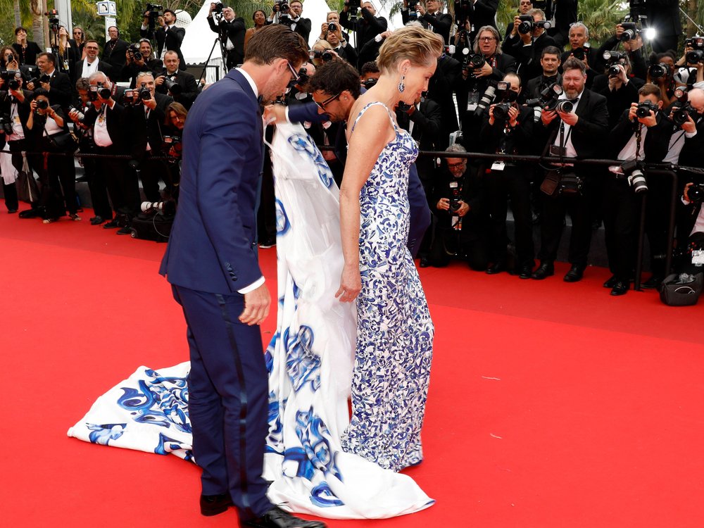 Sharon Stone legte auf dem roten Teppich in Cannes die Schleppe ihres Kleides ab.
