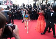 Eine unbekannte Frau stürmte am Freitag (20. Mai) den roten Teppich bei den Filmfestspielen von Cannes.