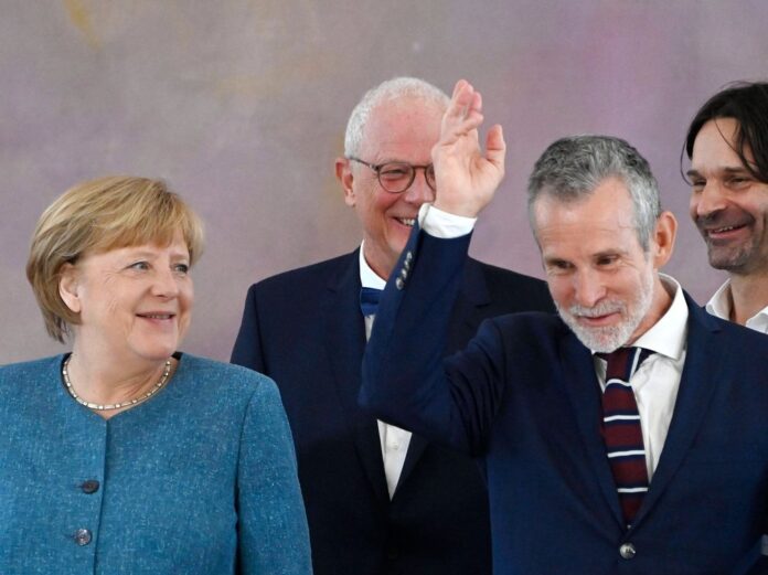 Auch Angela Merkel war bei der Ehrung von Ulrich Matthes (vorne) anwesend.