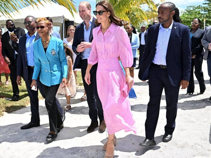 Auf den Bahamas zeigte sich Herzogin Kate in einem Kleid von Rixo.