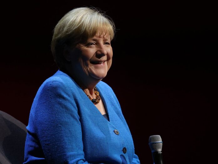 Angela Merkel während ihres ersten größeren Auftritts in Berlin nach Ende ihrer Amtszeit.