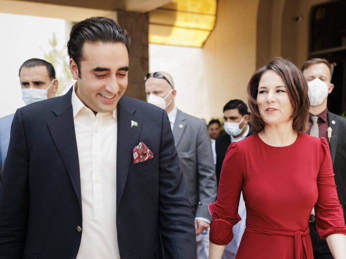 Annalena Baerbock neben Bilawal Bhutto Zardari während ihrer Auslandsreise nach Pakistan.