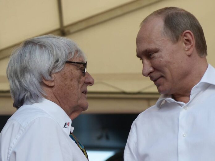 Bernie Ecclestone (l.) mit Wladimir Putin im Jahr 2014.