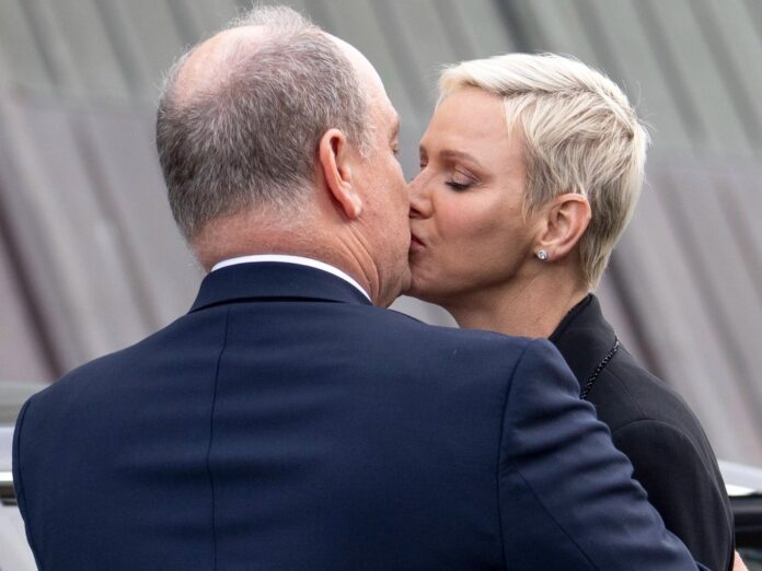 Fürst Albert II. und Fürstin Charlène küssten sich vor einer Ausstellungseröffnung in Oslo.