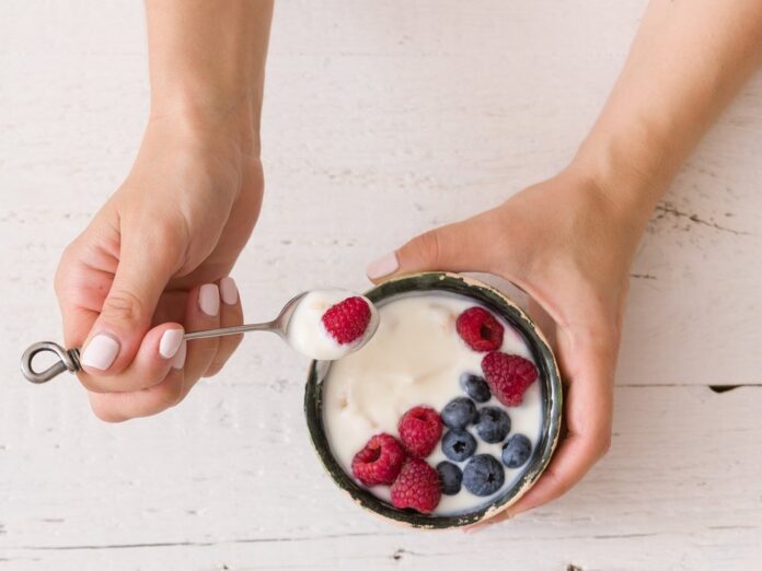Frozen Joghurt kann man mit Früchte-Toppings verfeinern.