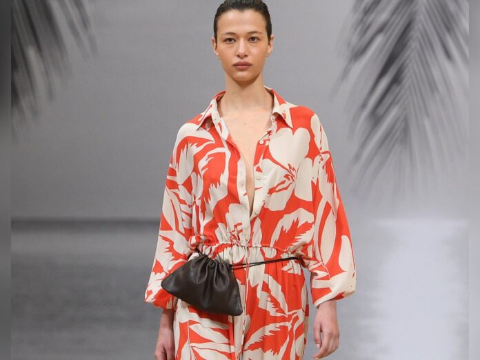 Bei der australischen Fashion Week im Mai 2022 kam das Hawaiihemd als Jumpsuit daher.