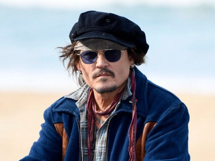 Johnny Depp nur privat im bunten Look?