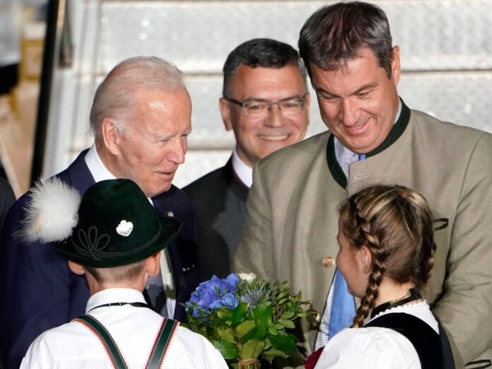 Joe Biden (l.) kann sich nicht nur über Blumen freuen...