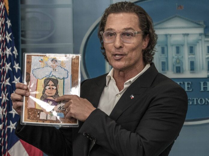 Matthew McConaughey zeigt ein Bild der zehnjährigen Alithia Ramirez
