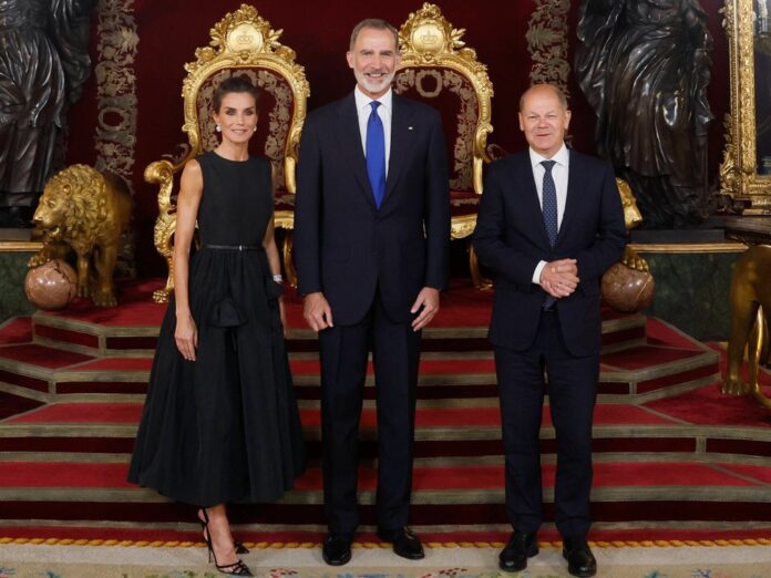 Königin Letizia und König Felipe von Spanien neben Bundeskanzler Olaf Scholz (r.).