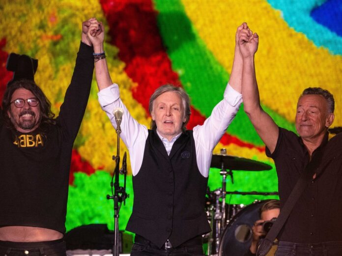 Paul McCartney (Mitte) holte in Glastonbury Dave Grohl (l.) und Bruce Springsteen auf die Bühne.
