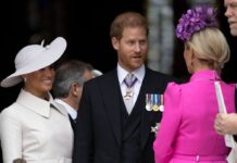 Direkt nach dem Gottesdienst unterhalten sich Herzogin Meghan (l.) und Prinz Harry noch mit seiner Cousine Zara Tindall.