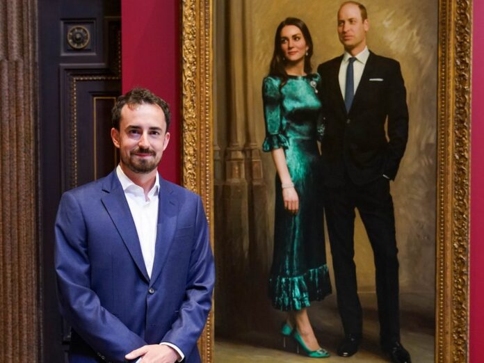 Der Maler Jamie Coreth vor seinem Werk von Herzogin Kate und Prinz William