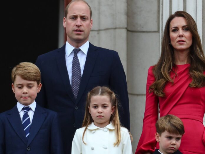 Prinz William und seine Familie auf dem Balkon des Buckingham Palastes.