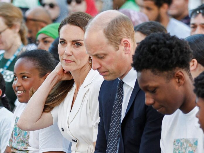 Herzogin Kate und Prinz William während einer Gedenkfeier am Fuße des Grenfell Tower.