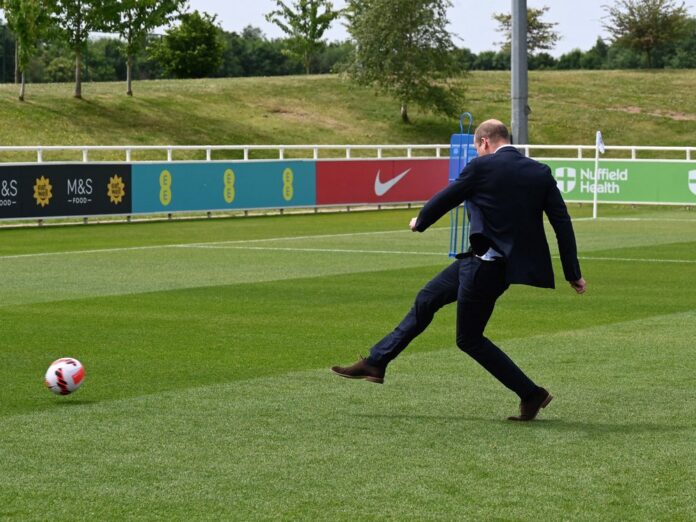 Prinz William macht beim Kicken eine gute Figur.