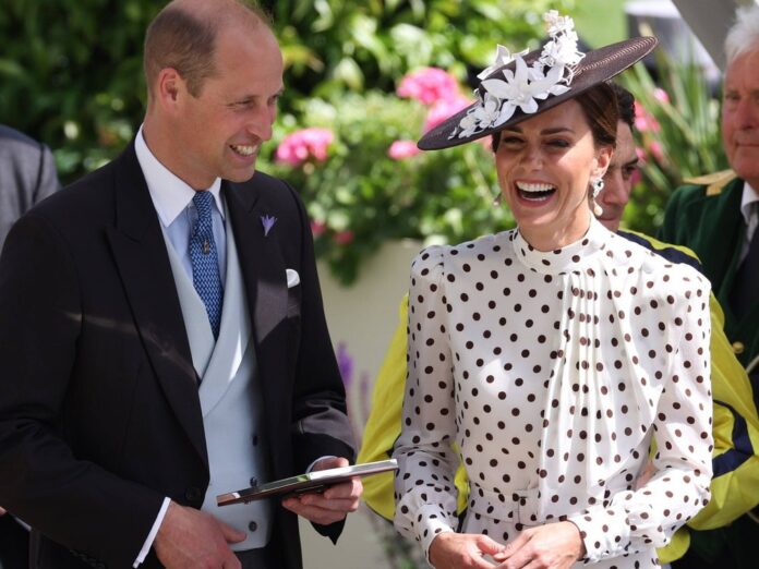 Prinz William und Herzogin Kate haben Spaß auf der Pferderennbahn.