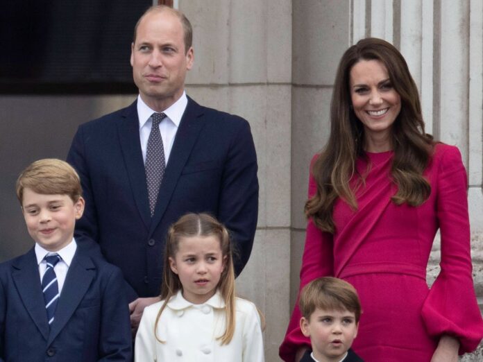Prinz William mit seiner Familie auf dem Balkon des Buckingham Palastes.