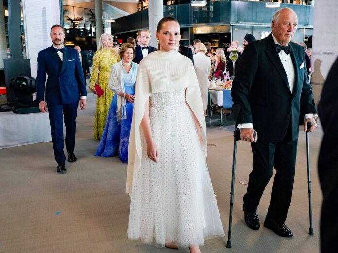 Prinzessin Ingrid Alexandra von Norwegen feiert mit ihrer royalen Familie.