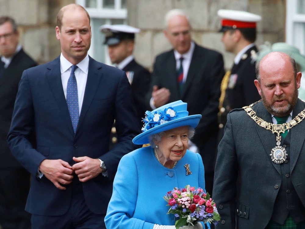 Unter anderem ließ die Queen ein Foto von sich und Enkel William bei der Ceremony of the Keys im Juni 2021 im Holyroodhouse Palast in Edinburgh