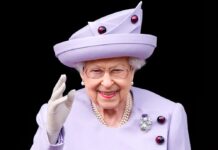 Queen Elizabeth II. setzt zum royalen Gruße an.
