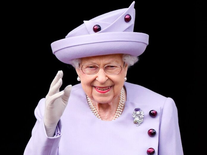 Queen Elizabeth II. setzt zum royalen Gruße an.