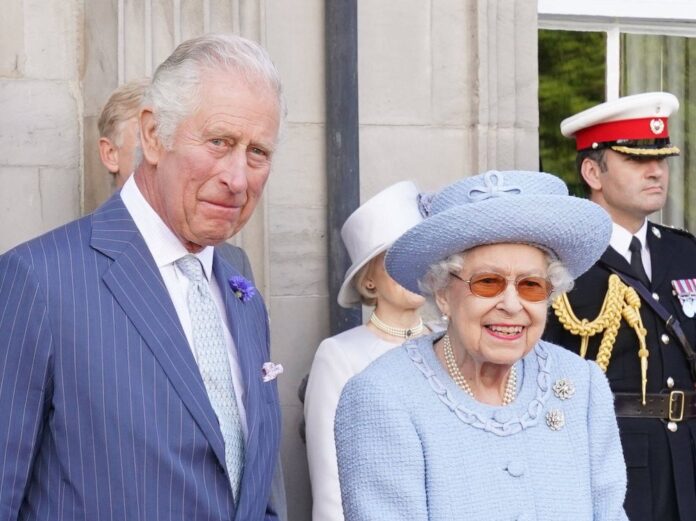 Queen Elizabeth II. und Prinz Charles in Edinburgh.