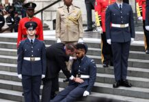 Einer der drei umgekippten Soldaten sitzt auf den Stufen der St.-Pauls-Kathedrale in London.