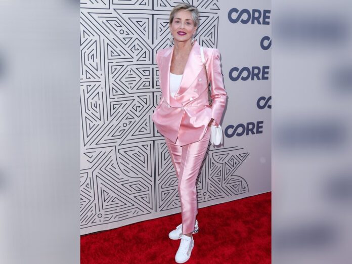 Sharon Stone verzauberte die Fotografen auf der CORE-Gala in Los Angeles in einem rosa Satinanzug.