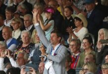 Fußball-Star Thomas Müller bejubelt seine Frau Lisa beim Pferdesport-Turnier in Aachen.