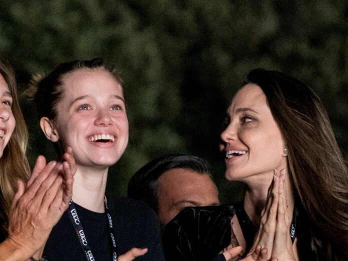 Angelina Jolie (r.) mit ihrer Tochter Shiloh Jolie-Pitt beim Måneskin-Konzert in Rom.