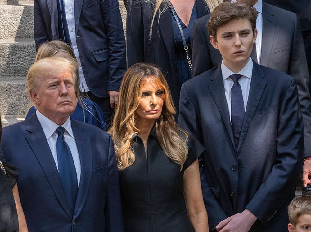 Barron Trump (re.) nahm mit seinen Eltern Donald und Melania Abschied von Ivana Trump