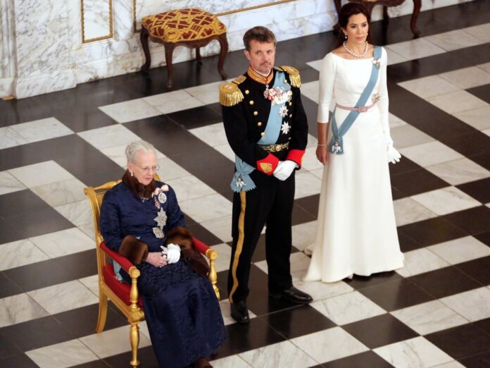 Königin Margrethe II. und das Kronprinzenpaar Frederik und Mary reagieren öffentlich auf die tödlichen Schüsse in einem Einkaufszentrum.