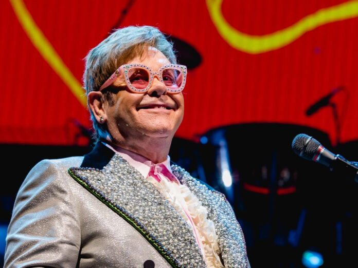 Elton John hat schon einige Duette aufgenommen.
