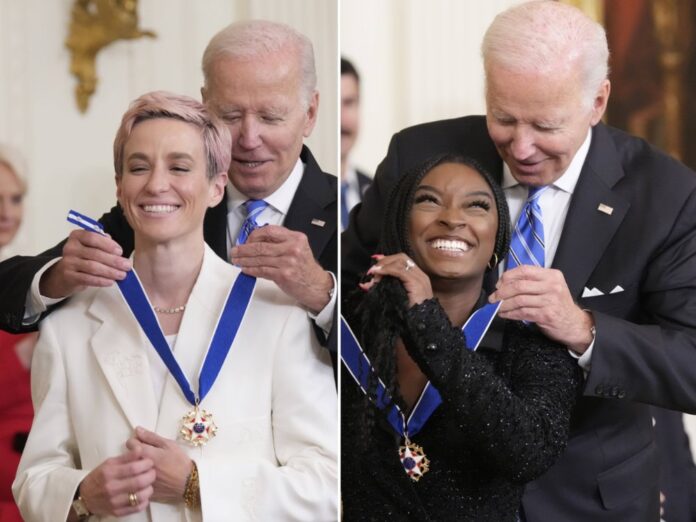 US-Präsident Joe Biden zaubert Megan Rapinoe (l.) und Simone Biles (r.) ein Lächeln ins Gesicht.