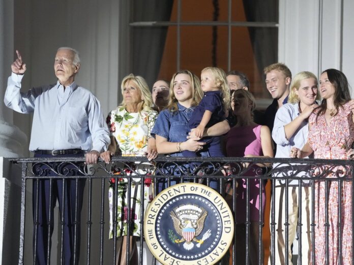 Joe und Jill Biden mit ihrer Familie auf dem Truman-Balkon des Weißen Hauses.