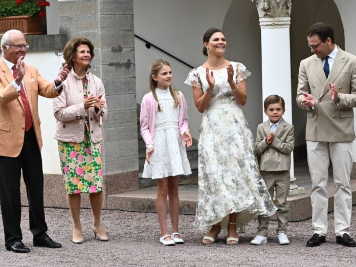 Die schwedische Königsfamilie hat den Ehrentag von Kronprinzessin Victoria (3.v.r.) sichtlich genossen.