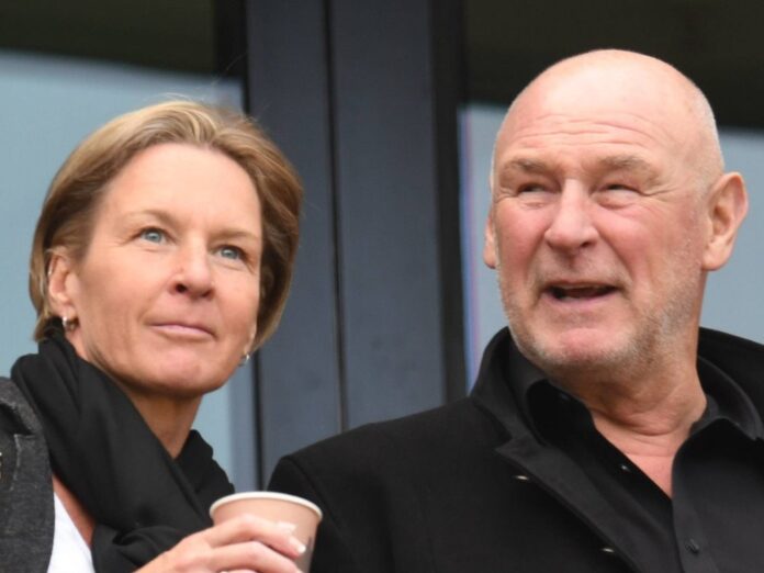 Schon bald Europameisterin und Finca-Besitzerin? Bundestrainerin Martina Voss-Tecklenburg an der Seite ihres Mannes Hermann.