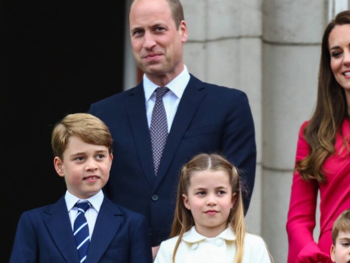 Prinz William (hinten) und Prinzessin Charlotte (vorne) wünschen der englischen Frauen-Fußball-Nationalmannschaft 