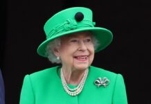 Die Queen im grünen Outfit auf dem Balkon des Buckingham Palastes währen ihres Platin-Jubiläums.