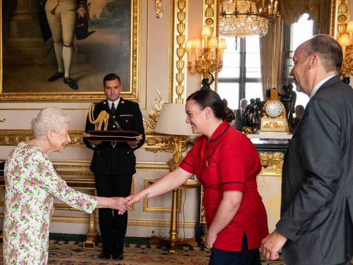 Queen Elizabeth II. empfängt Vertreterinnen und Vertreter des National Health Service (NHS).