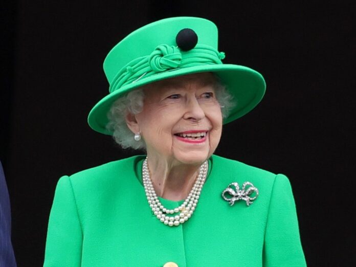 Die Queen im grünen Outfit auf dem Balkon des Buckingham Palastes währen ihres Platin-Jubiläums.