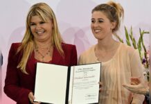 Ehefrau Corinna (l.) und Tochter Gina-Maria Schumacher nahmen für Michael Schumacher den NRW-Staatspreis entgegen.