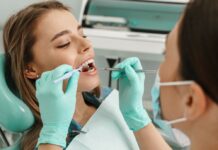 Bei einer Fluorose sollte die Ursache in der Zahnarztpraxis abgeklärt werden.