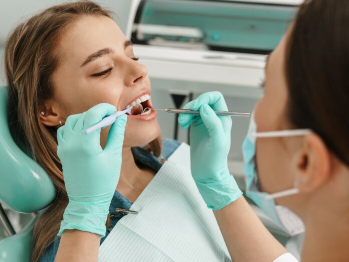 Bei einer Fluorose sollte die Ursache in der Zahnarztpraxis abgeklärt werden.