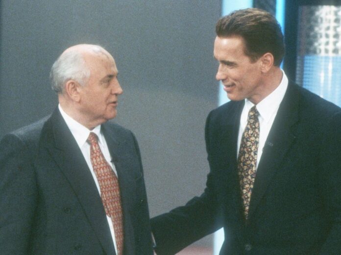 Michail Gorbatschow (li.) und Arnold Schwarzenegger 1996 bei 